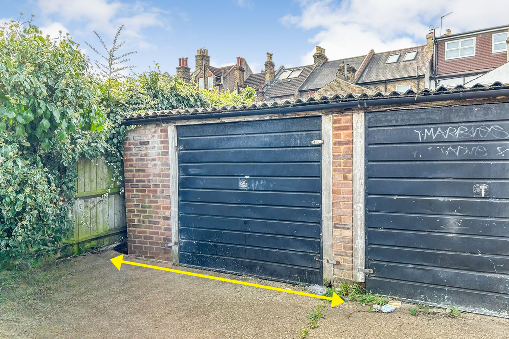 Property photo 1 of 3 Garage 20 At The Rear Of 78/104 Albert Road, London, Se25 4Jw