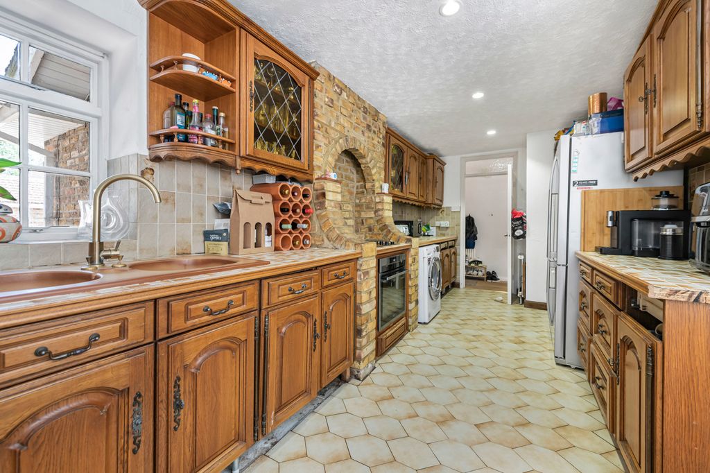 Property photo 3 of 23 Kitchen