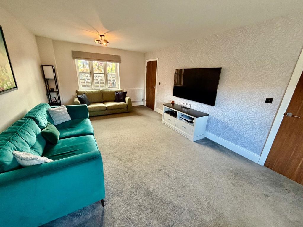 Property photo 3 of 18 Lounge