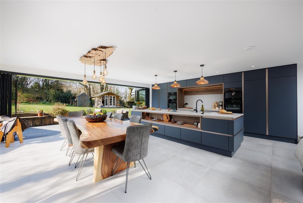 Property photo 2 of 57 Tregarthen_039.Jpg