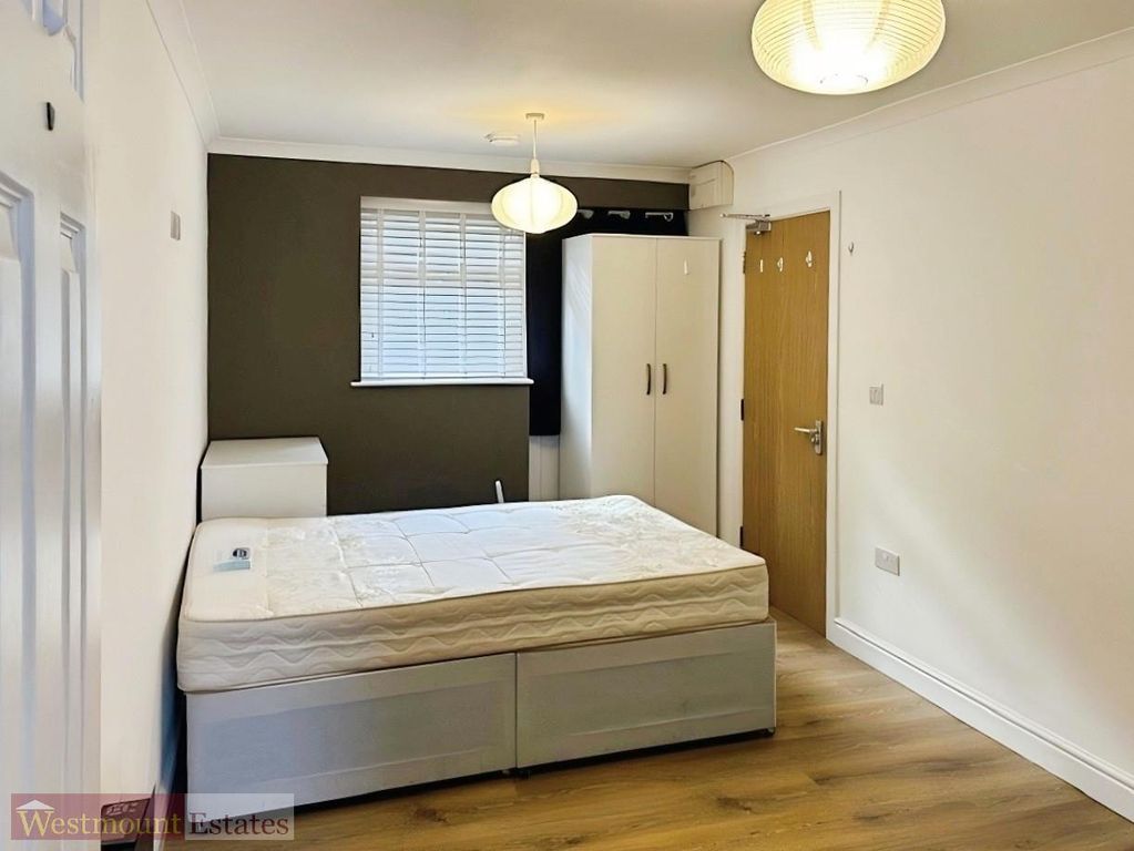 Property photo 3 of 5 Studio Room