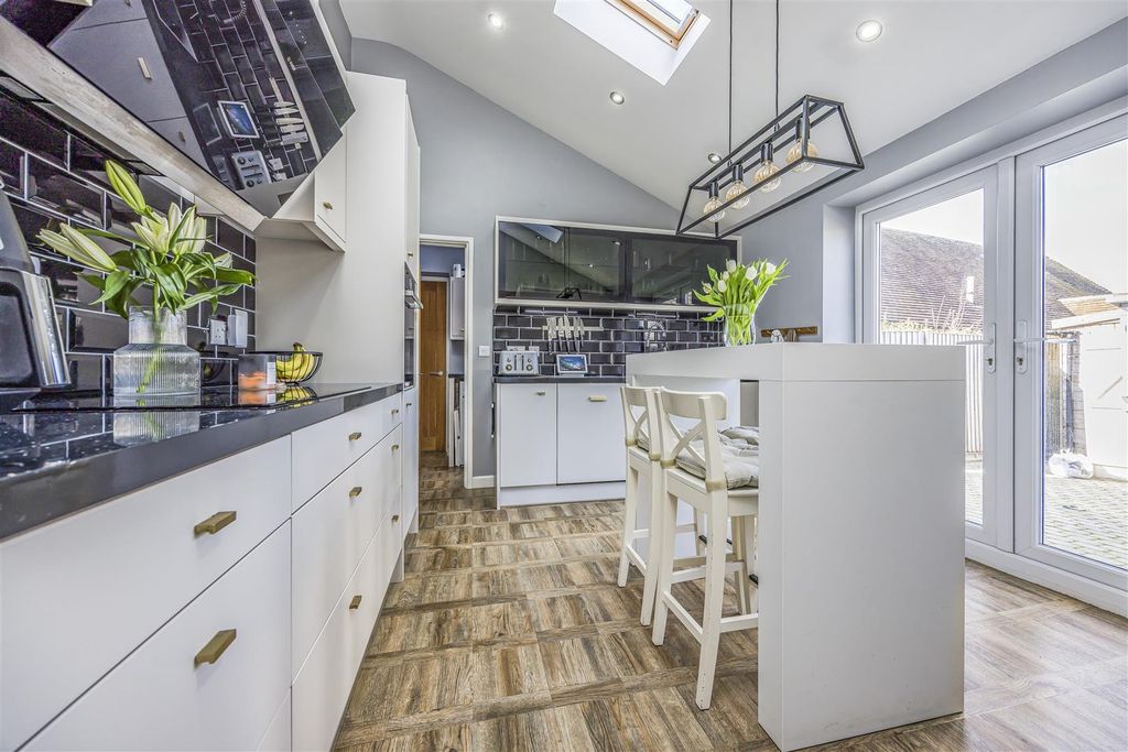 Property photo 3 of 33 The Shambles, Selsmore Road, Hayling Island-Portic