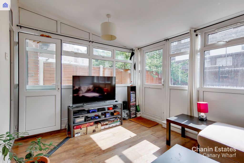 Property photo 2 of 17 Conservatory