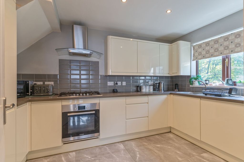 Property photo 2 of 32