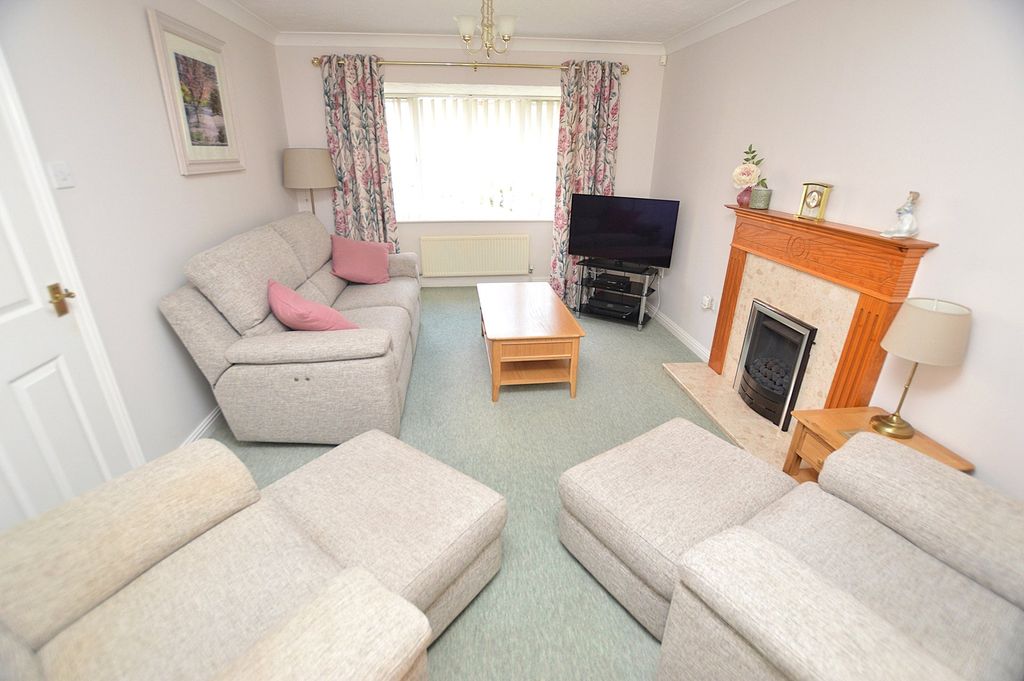 Property photo 3 of 17 3 - Lounge
