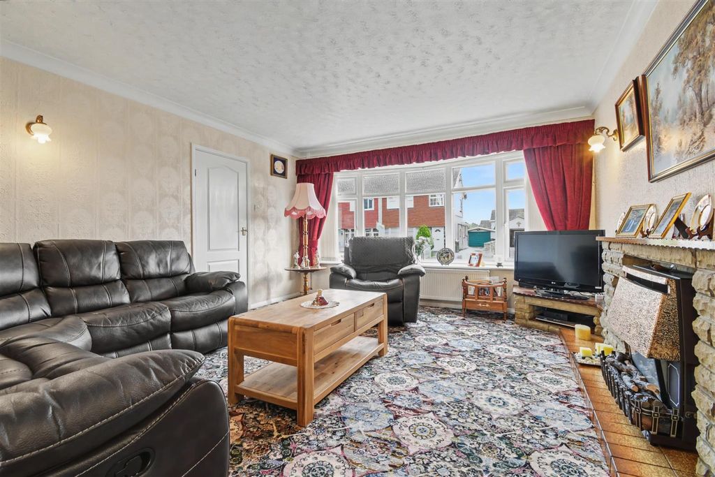 Property photo 2 of 35 Lounge