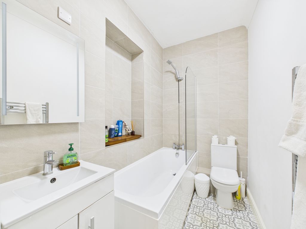 Property photo 3 of 9 Bathroom