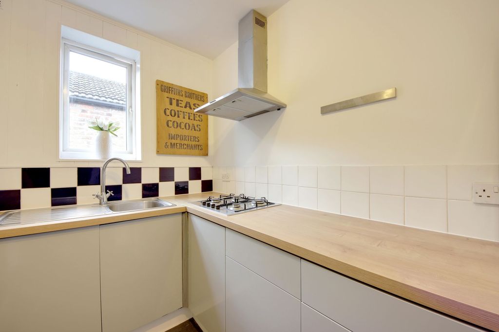 Property photo 3 of 6 Kitchen