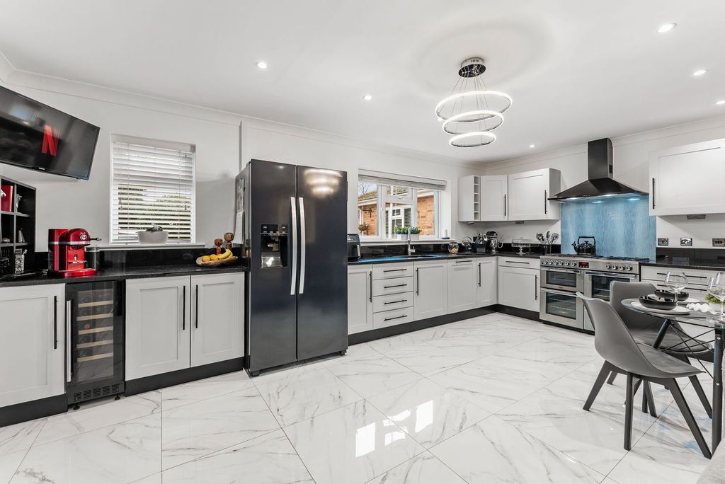 Property photo 1 of 28