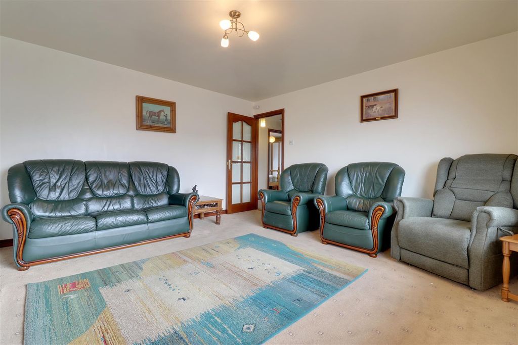 Property photo 3 of 14 Lounge