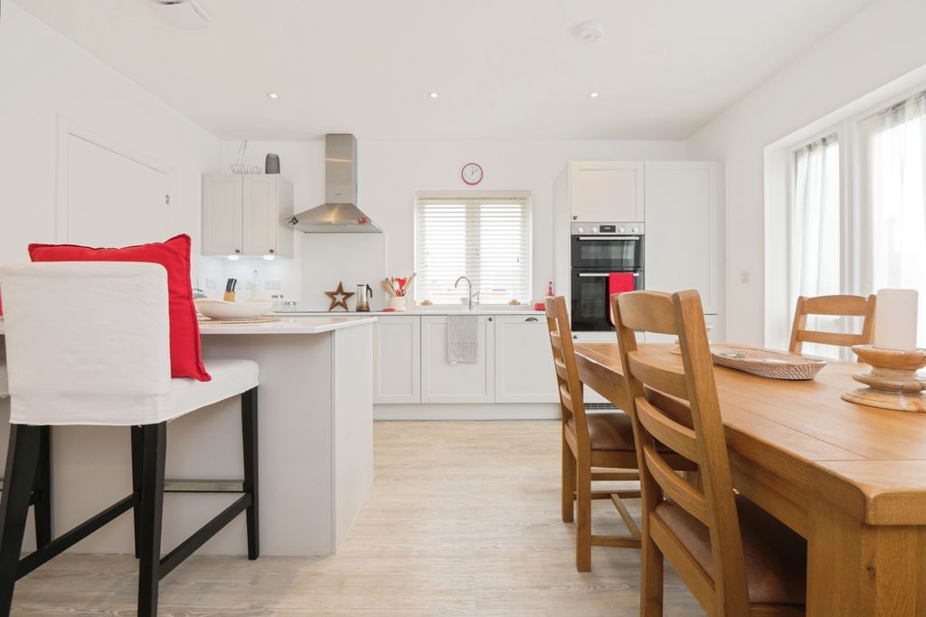 Property photo 3 of 9 Kitchen