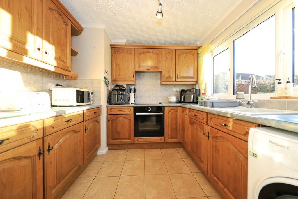 Property photo 3 of 8 Fitted Kitchen