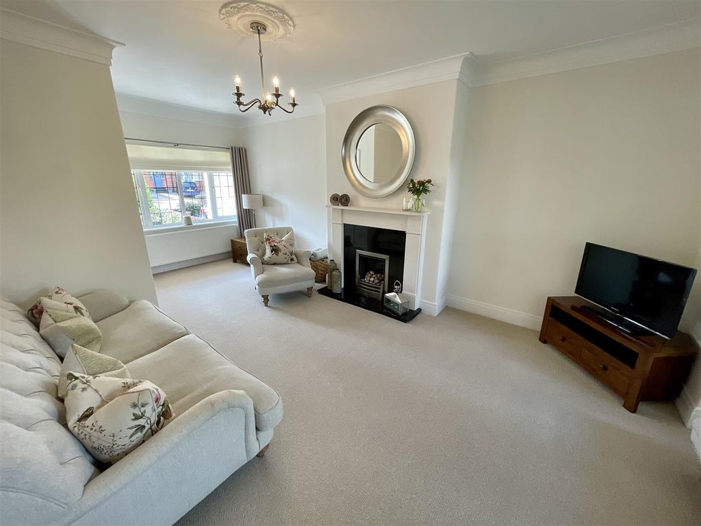 Property photo 2 of 22 Lounge