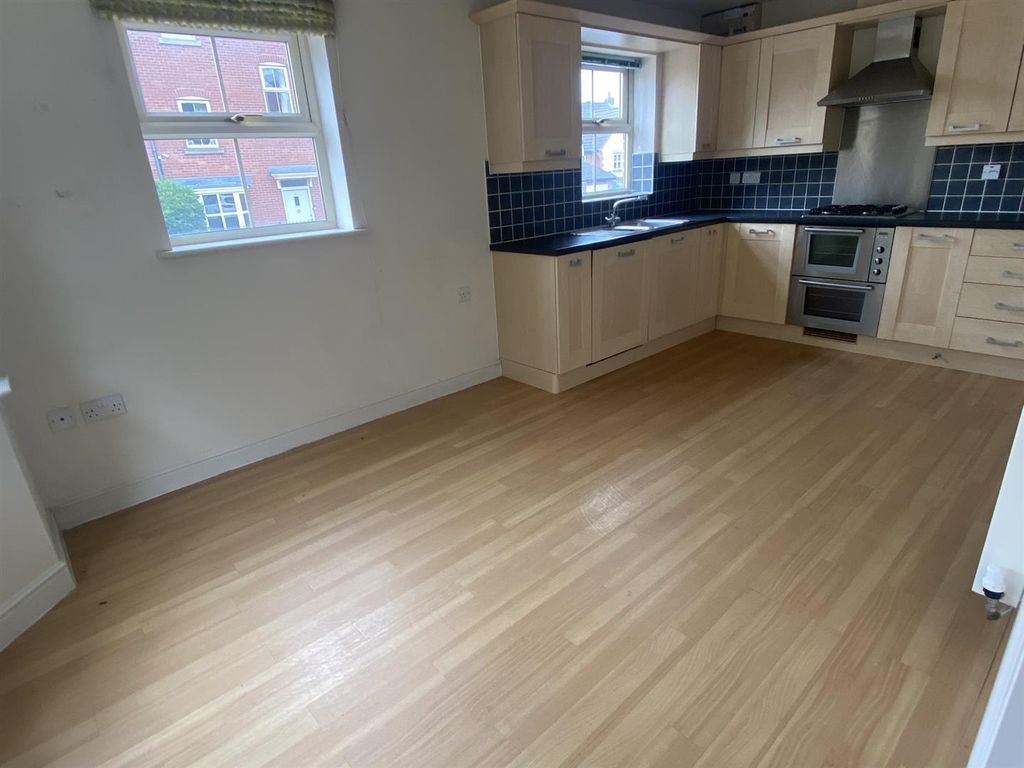 Property photo 3 of 18 Dining Kitchen