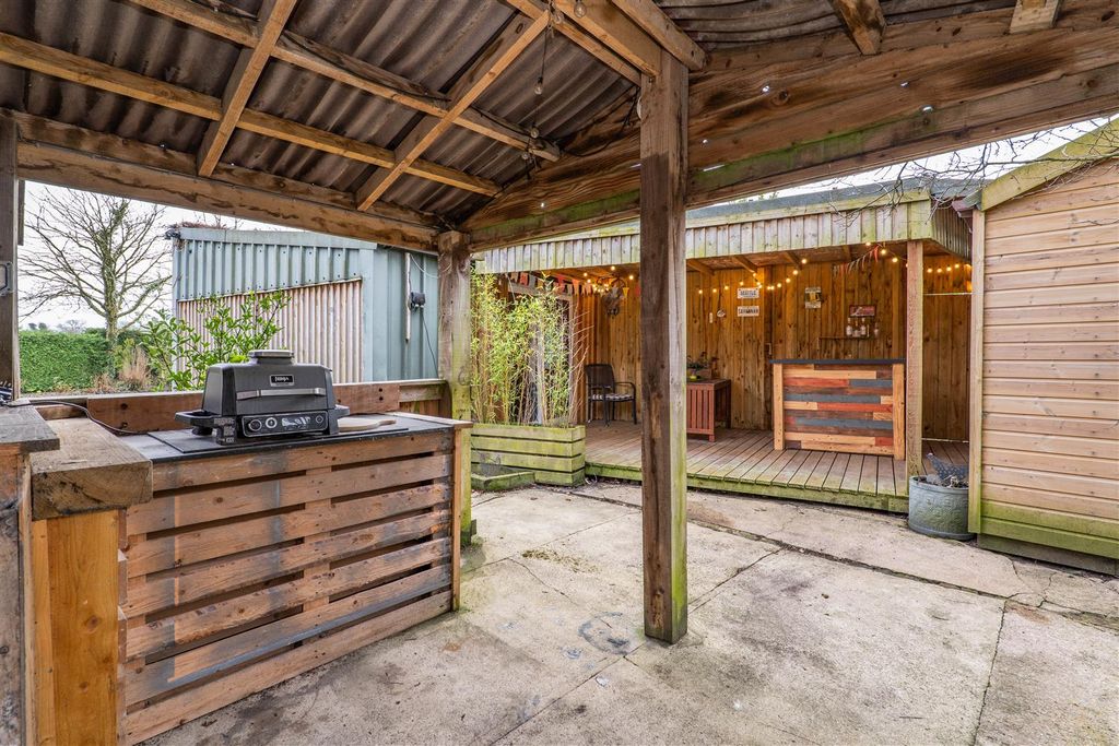 Property photo 3 of 46 Outdoor Kitchenette