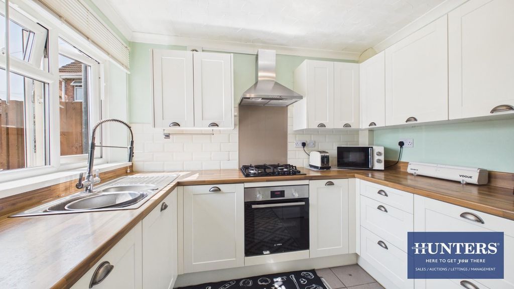 Property photo 3 of 19 Kitchen