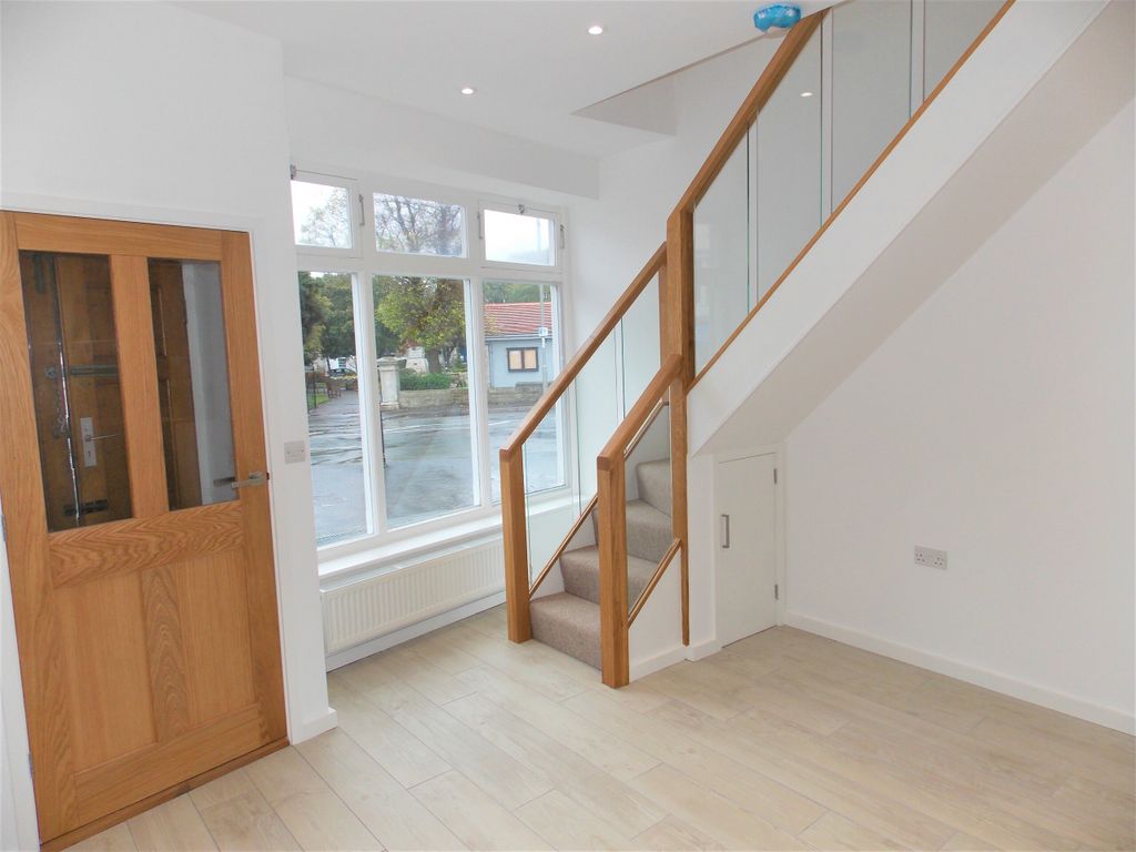 Property photo 2 of 8 Lounge