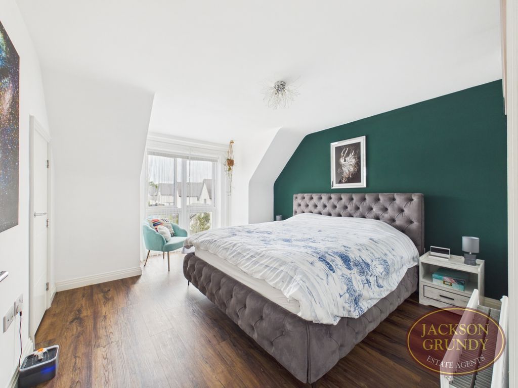 Property photo 3 of 18 Coombe Close