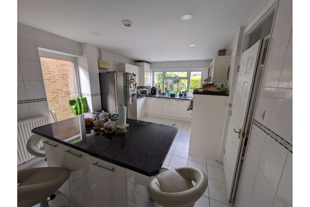 Property photo 3 of 12 Kitchen