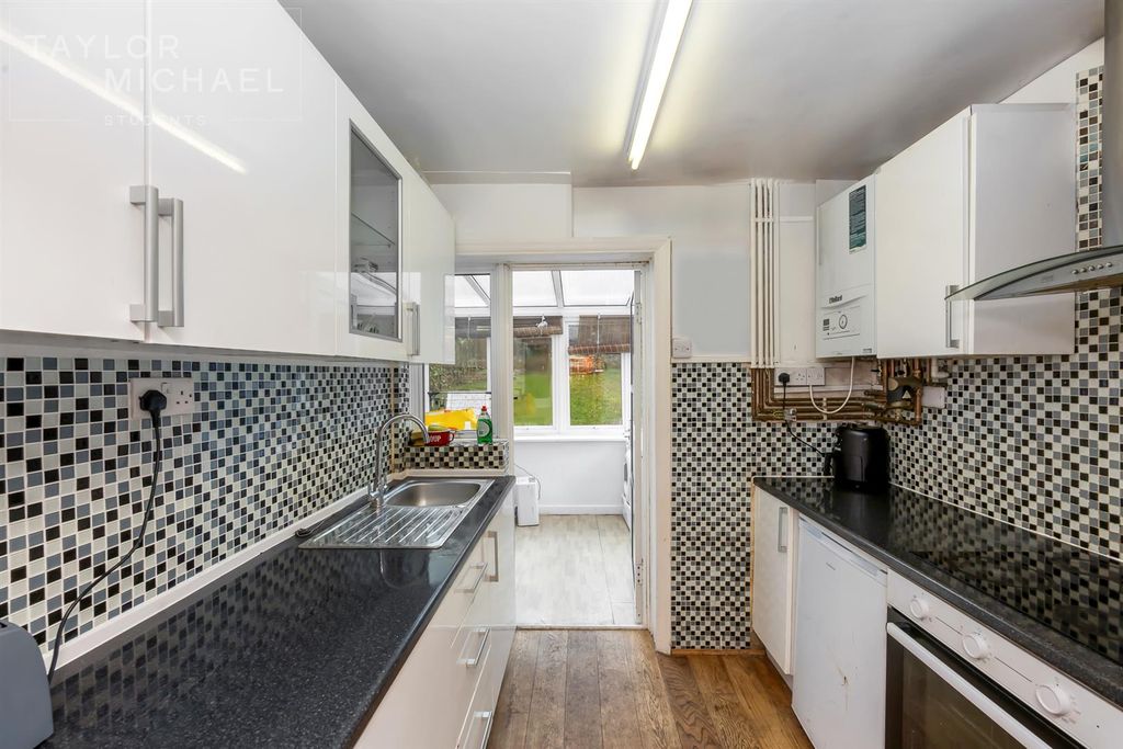 Property photo 3 of 12 Kitchen