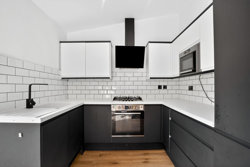 Property photo 3 of 20 Kitchen