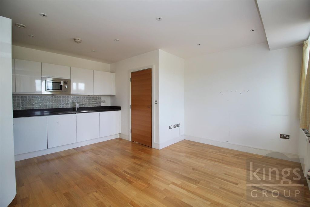 Property photo 3 of 7 Lounge / Kitchen