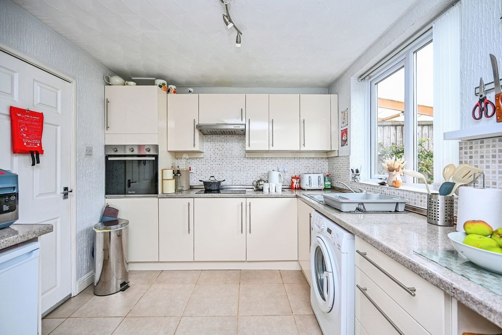 Property photo 2 of 8 Kitchen