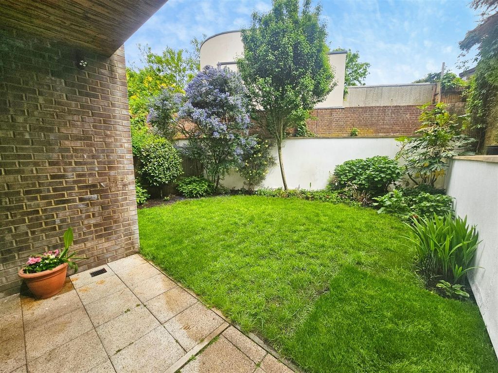Property photo 3 of 11