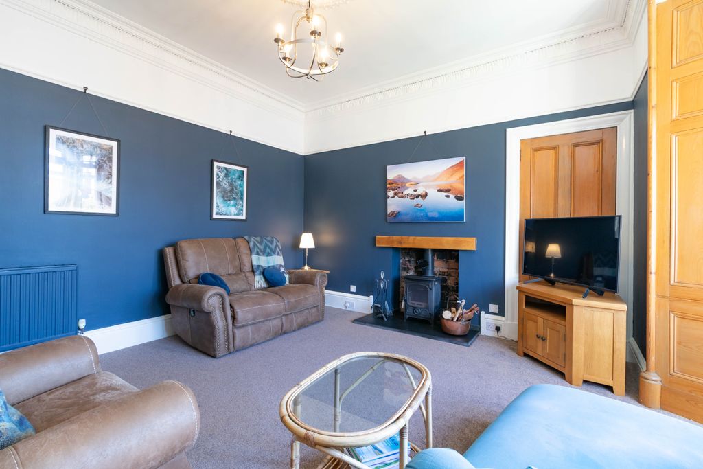 Property photo 3 of 24 Lounge