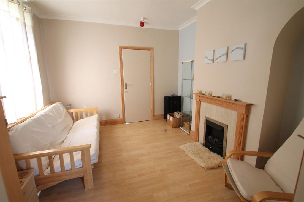 Property photo 2 of 6 Warwick Road Shared Living Room.Jpg