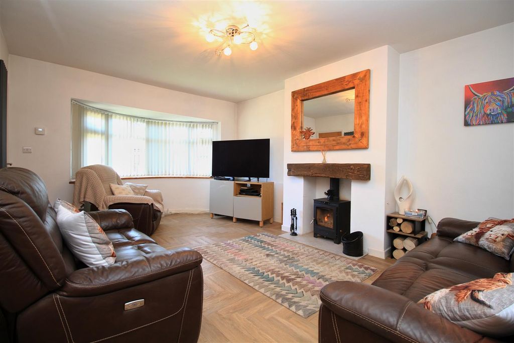 Property photo 2 of 13 Lounge.Jpg