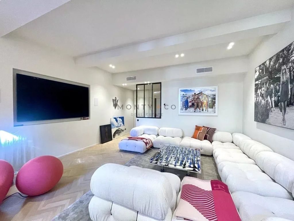 Property photo 1 of 10 3 Bedroom Contemporary Village House For Sale In The Center Of Saint Tropez