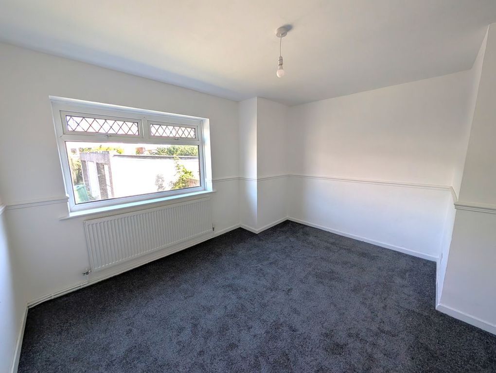 2 bed flat to rentBryn Owain, Highfields CF83 photo 4