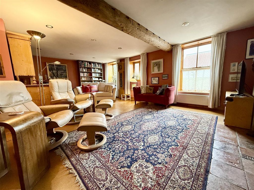 Property photo 2 of 32 Lounge