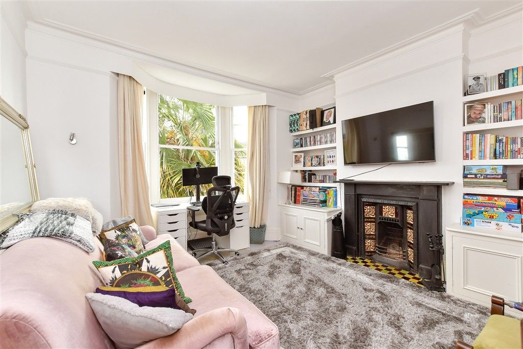 Property photo 3 of 16 Lounge