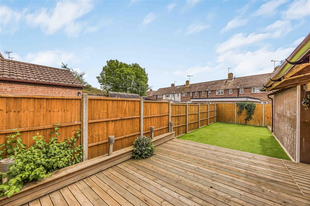 Property photo 2 of 17 Park House Farm Way, Havant-Small-Porticomarketing