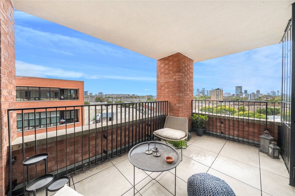 Property photo 3 of 21 Balcony