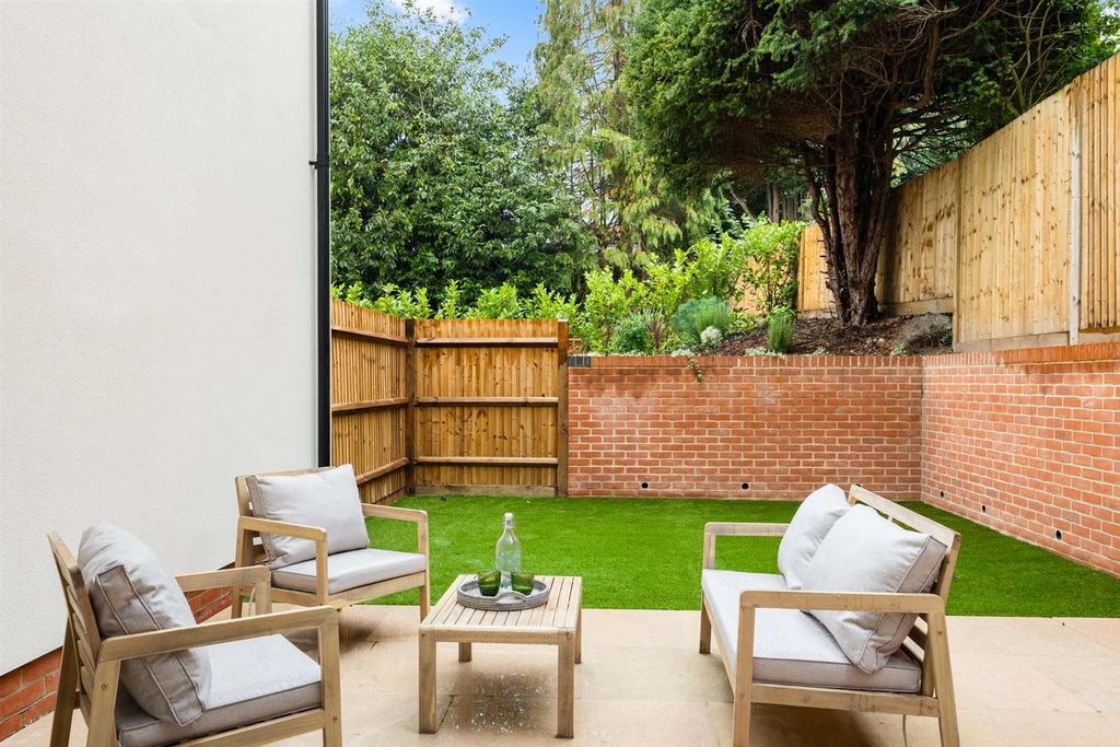 Property photo 2 of 11 3 Mclaren Court, 1 Cobham Road, Kt22  9Au-20.Jpg