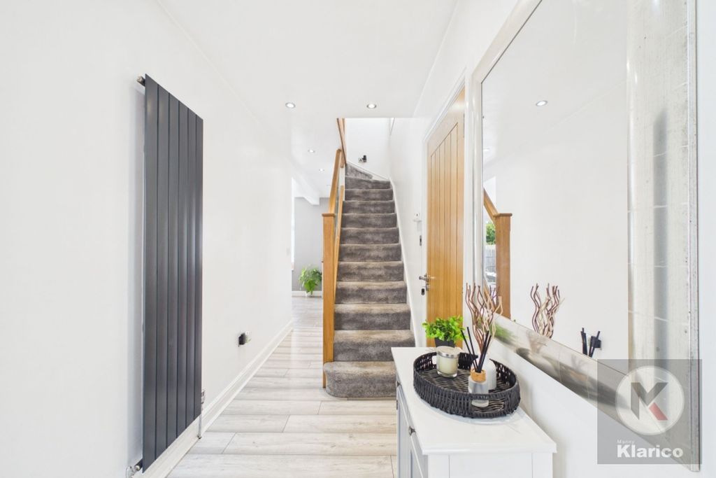 Property photo 2 of 19 Hallway