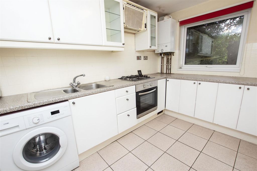 Property photo 3 of 6 Kitchen