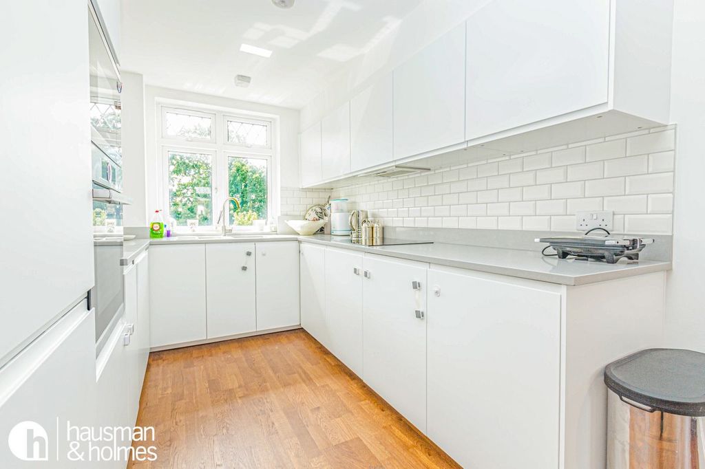 Property photo 3 of 25