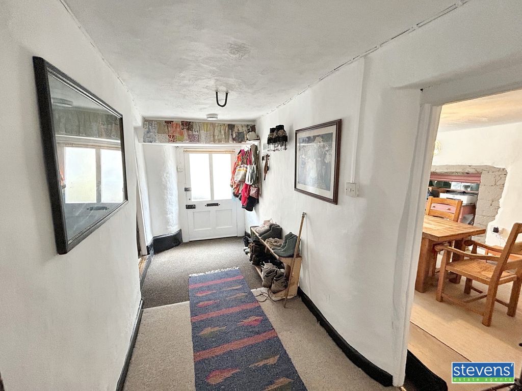 Property photo 3 of 33 Image00023