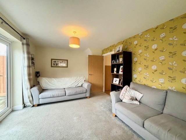Property photo 3 of 18 Lounge