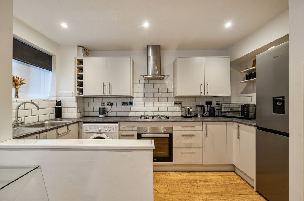 Property photo 3 of 15 1417160-5-6995dc0...