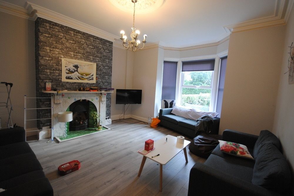 Property photo 2 of 12 Bright, Well-Presented Living Room With A Decorati...