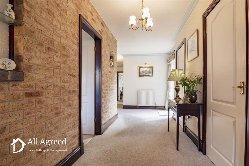 Property photo 3 of 28 Entrance Hall