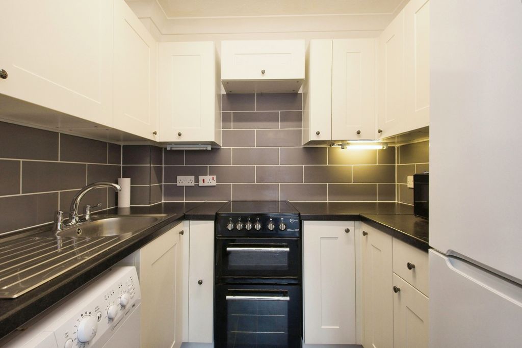 Property photo 3 of 10 Kitchen