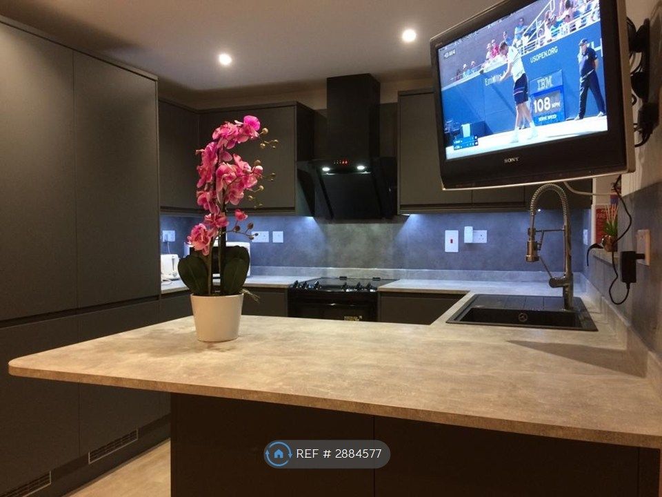 Property photo 1 of 35 Modern Kitchen