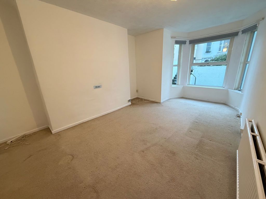 Property photo 2 of 8 Lounge