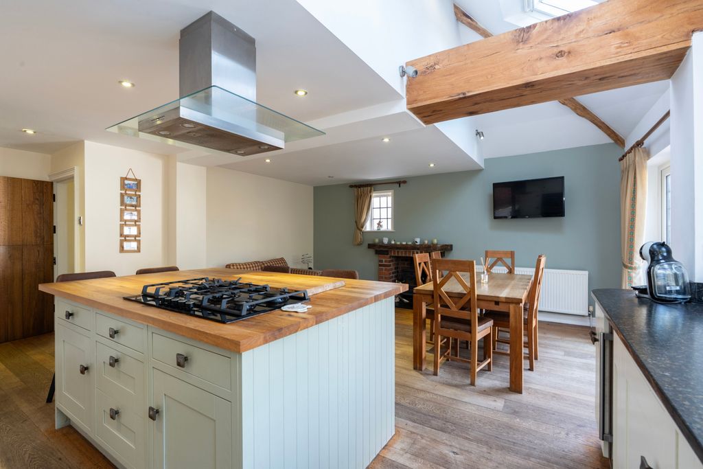 Property photo 2 of 21